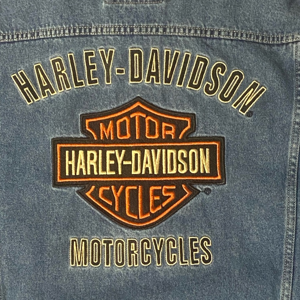 Men’s Authentic Harley Davidson button up jean jacket. Embroidered logo.